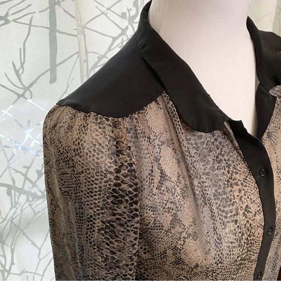 Aritzia Wilfred Black gray tan silk collar button up v- neck 1/2 sleeve top - Picture 3 of 9